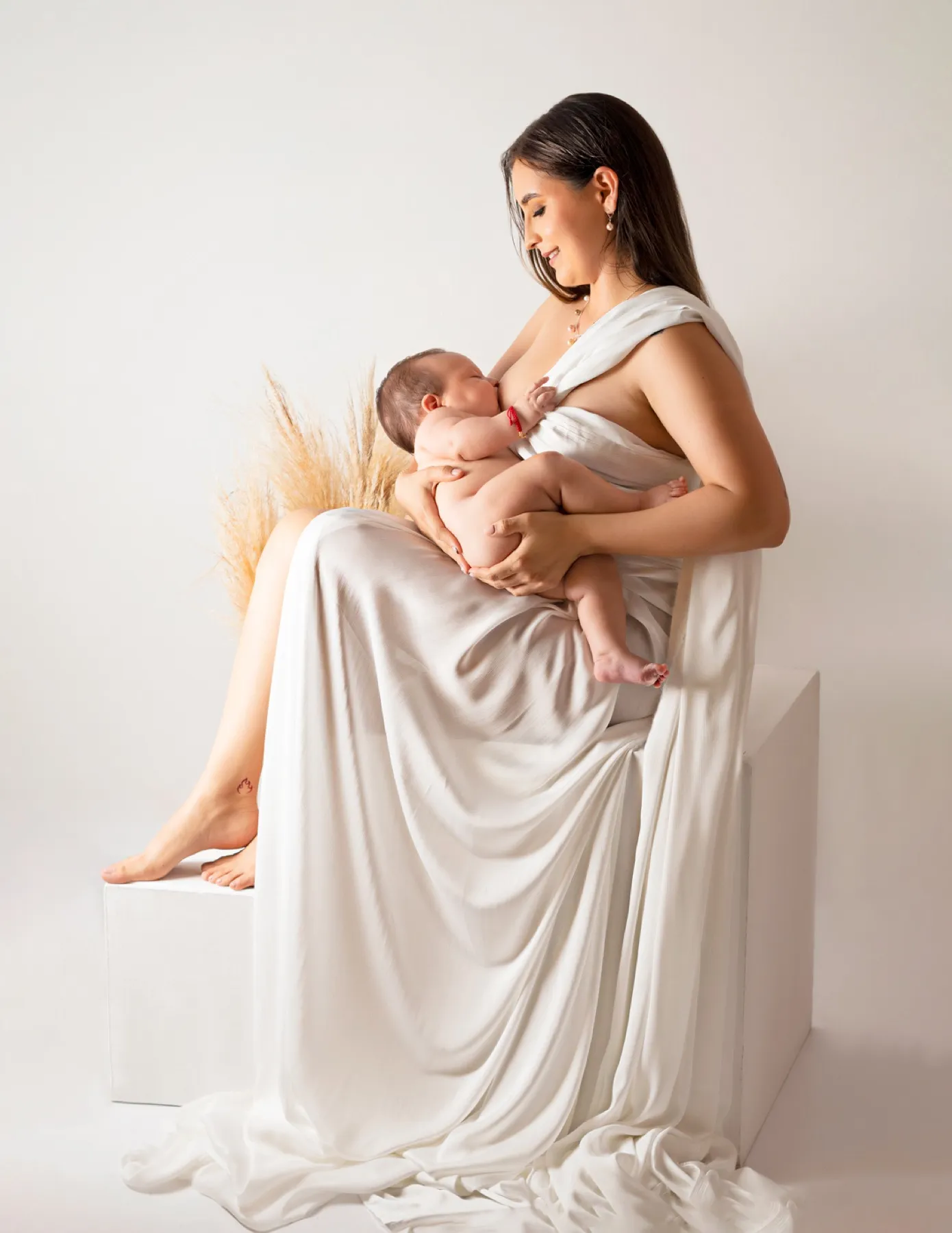 Mamá con su bebé en brazos durante la sesión